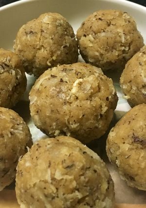 A picture of Nariyal ke gud wale laddu.