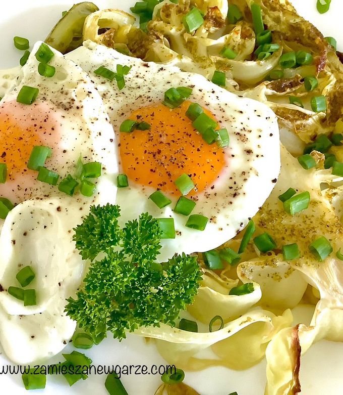 https://img-global.cpcdn.com/recipes/53ea74e400b49bad/680x781f0.500316_0.5_1.0q80/pieczona-kapusta-z-jajkiem-sadzonym-przepis-glowne-zdjecie.jpg