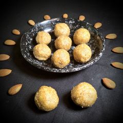 A picture of Coconut almond ladoo.