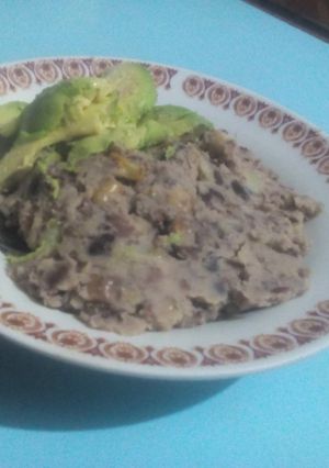 A picture of Mukimo served with avocado.