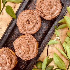 A picture of Marble cupcakes with chocolate frosting 🧁.