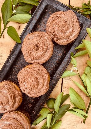 A picture of Marble cupcakes with chocolate frosting 🧁.