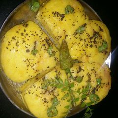 A picture of Nylon khaman.