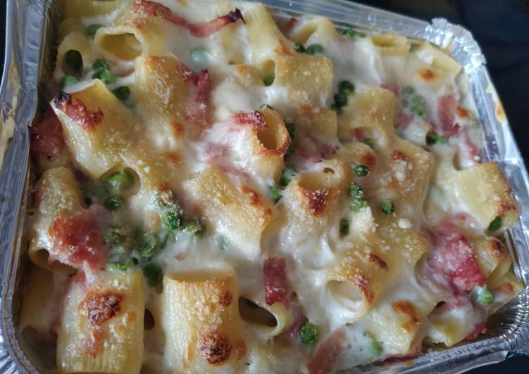 Recipe of Quick Mezzi rigatoni con besciamella cotto e pisellini