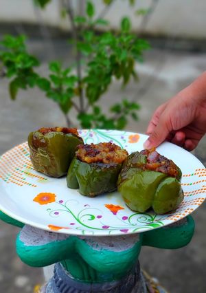 स्टफ्ड शिमला मिर्च (stuffed shimla mirch recipe in Hindi) रेसिपी मुख्य फोटो
