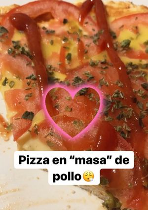 Una foto de Pizza con “masa” de pollo