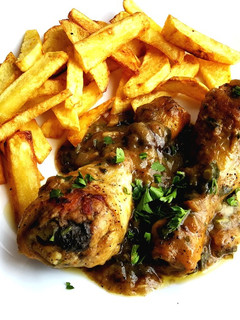 Una foto de Jamoncitos de pollo en salsa de almendras con patata frita