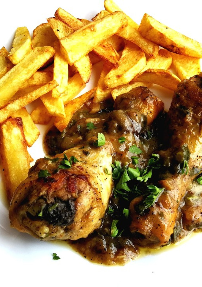Una foto de Jamoncitos de pollo en salsa de almendras con patata frita