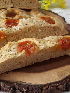 Una foto de Focaccia con tomate