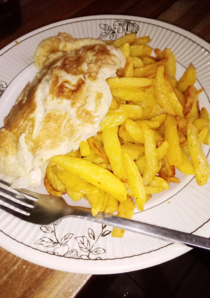 A picture of Chips With Egg.