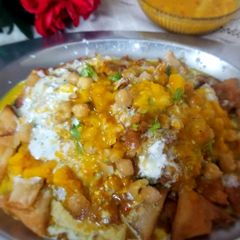 A picture of Chutney Samosa chaat.