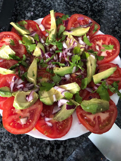 Una foto de 48. Ensalada de tomate y aguacate (entrante ensalada)