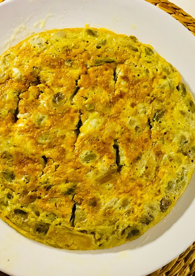 Una foto de Tortilla : habitas y ajos tiernos