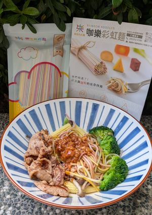 罐頭料理-廣達香肉醬拌彩虹麵 的食譜成品照片