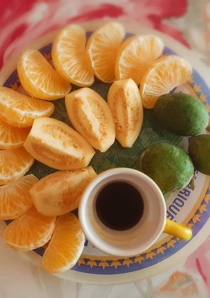 Une photo de Assiette de fruits frais 🌿 feijoa mandarine