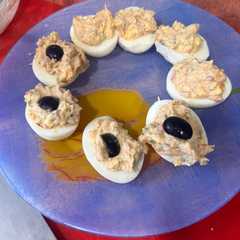 Una foto de Huevos rellenos con frankfurt