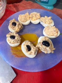 Una foto de Huevos rellenos con frankfurt