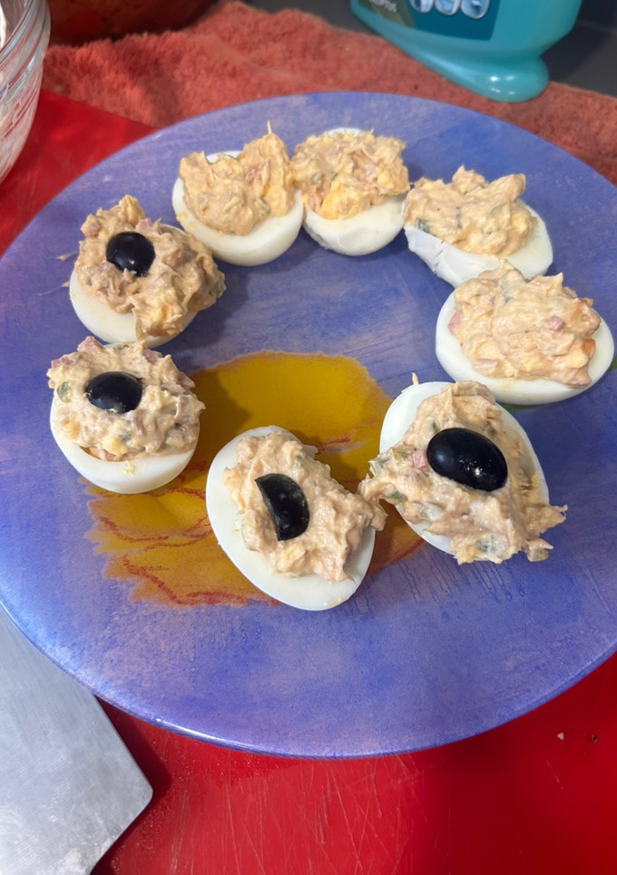 Una foto de Huevos rellenos con frankfurt