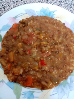 Una foto de Potaje de lentejas con verduras y arroz