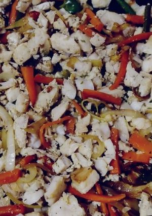 Una foto de Pescado salteado de verduras