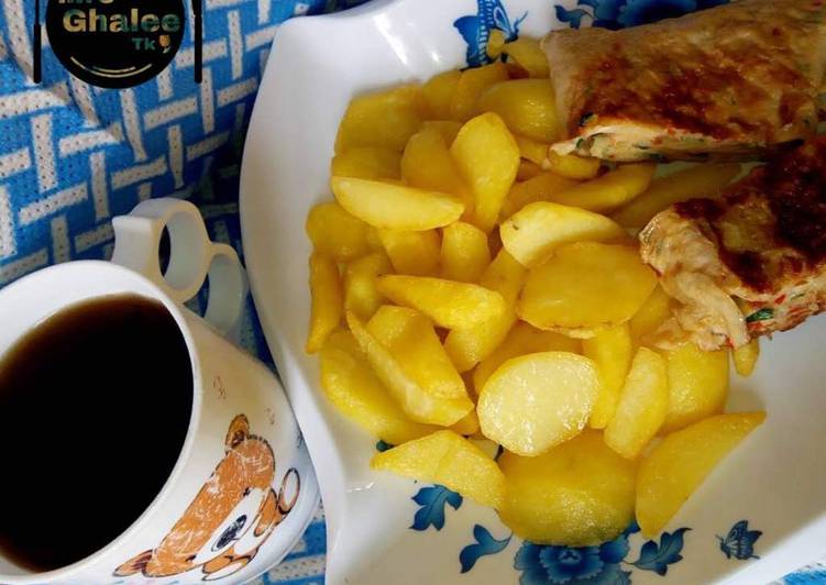 Chips with omelet and black tea