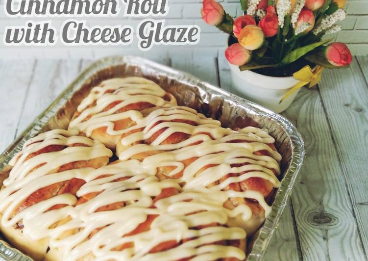 Cinnamon Roll with chesse glaze