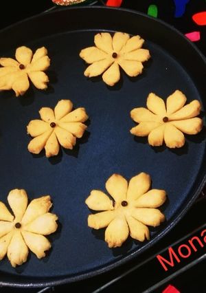 लीफ फ्लावर मठरी (leaf flower mathri recipe in Hindi) रेसिपी मुख्य फोटो