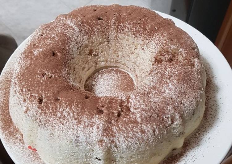 Ciambella soffice agli albumi e gocce di cioccolato