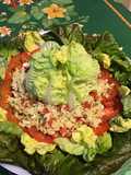 Salade de riz épicé aux tomates, laitue rouge et feta sauce melfor
