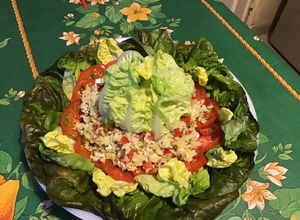 Une photo de Salade de riz épicé aux tomates, laitue rouge et feta sauce melfor