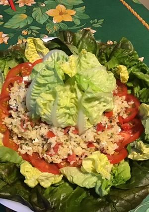 Une photo de Salade de riz épicé aux tomates, laitue rouge et feta sauce melfor