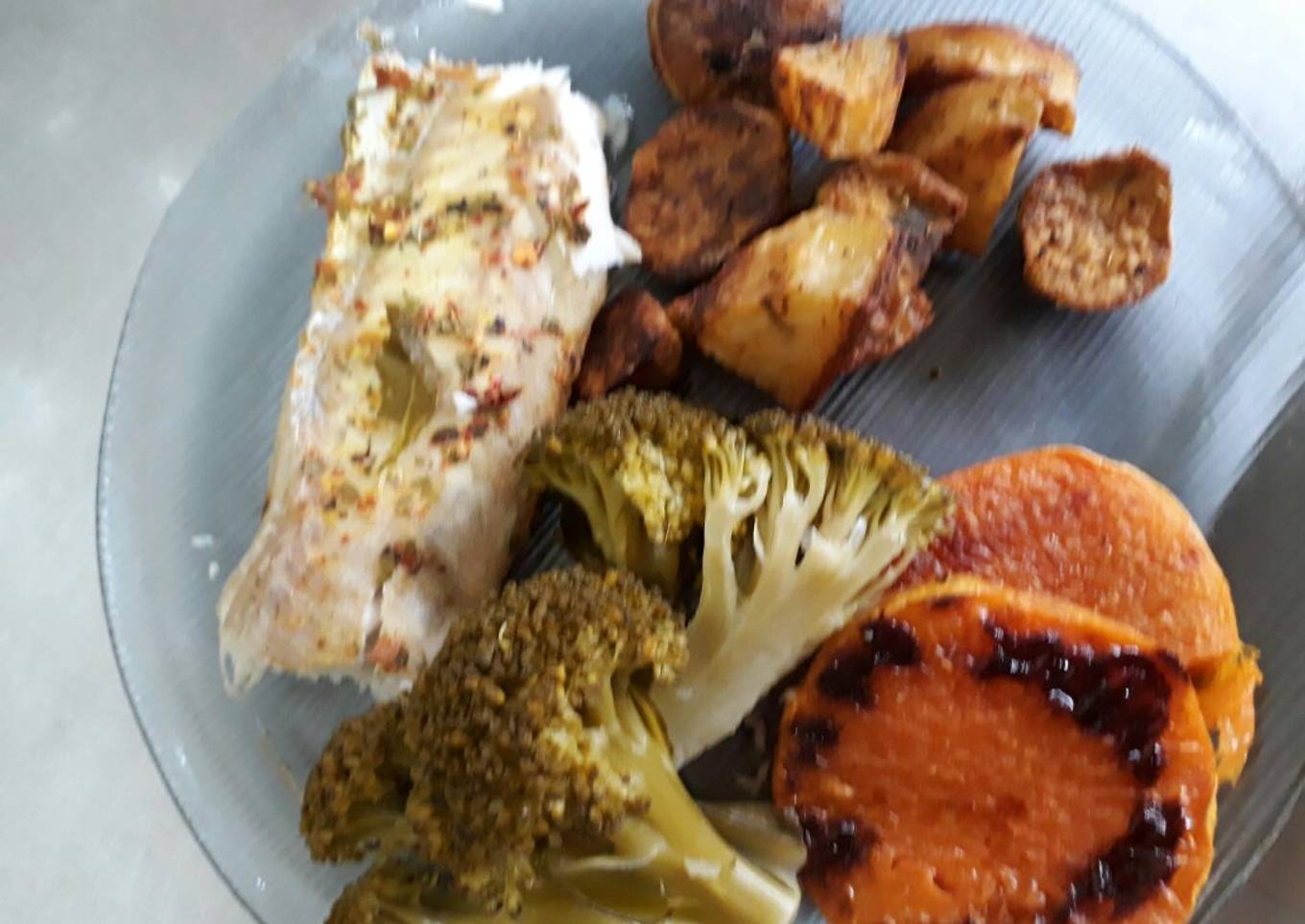 Pescado al horno con zapallo, papas, batatas al horno y brócoli