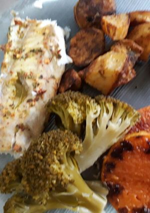 Una foto de Pescado al horno con zapallo, papas, batatas al horno y brócoli