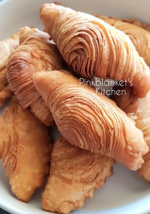 A picture of Flaky Spiral Curry Puffs.