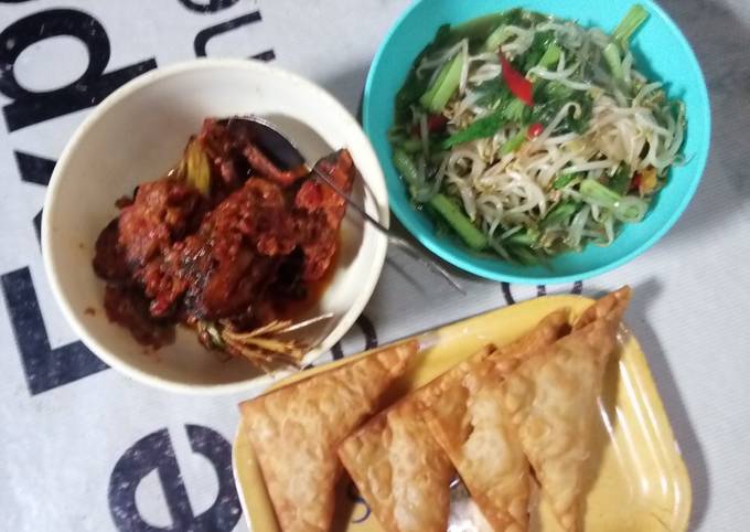 Ikan bandeng sambel+oseng sawi ijo toge+samosa tahu kulitpangsit