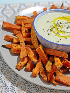 Una foto de 🍠Bastoncitos de boniato con salsa de yogur y aceitunas🍠