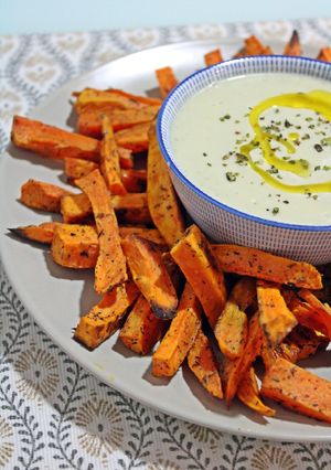 Una foto de 🍠Bastoncitos de boniato con salsa de yogur y aceitunas🍠