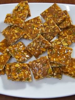 ડ્રાય ફ્રુટ ચીકી (Dry fruits chiki) રેસીપી મુખ્ય ફોટો