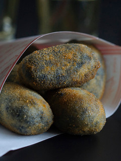 Una foto de Croquetas de calamar en su tinta