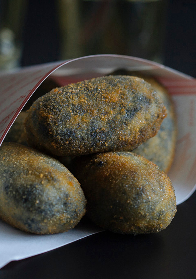 Una foto de Croquetas de calamar en su tinta