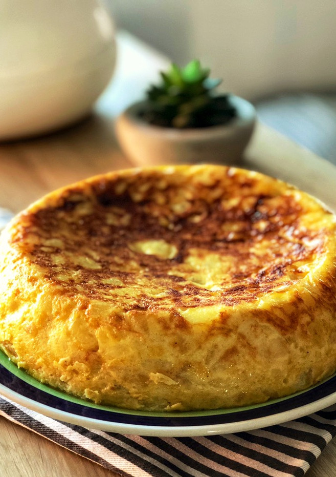 Una foto de Grande y jugosa tortilla de patatas con poco aceite en Olla GM modelo H