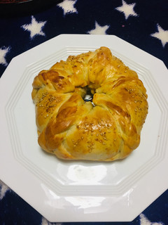 Una foto de Rosca de Pan con Queso, Tocino, Salchichas!