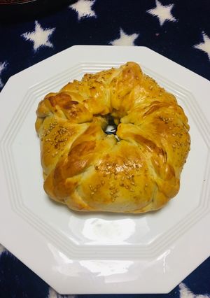 Una foto de Rosca de Pan con Queso, Tocino, Salchichas!
