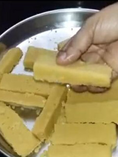 நெய் மைசூர்பாக்கு (Nei mysore pak recipe in tamil) செய்முறை முக்கிய புகைப்படம்
