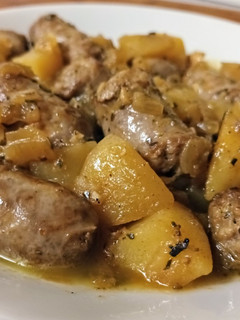 Una foto de Guiso de butifarra y patatas