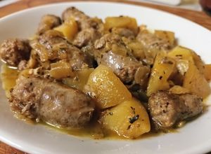 Foto principal de Guiso de butifarra y patatas