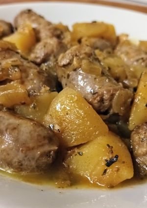 Una foto de Guiso de butifarra y patatas