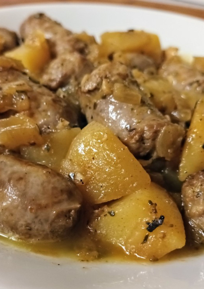 Una foto de Guiso de butifarra y patatas