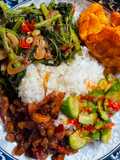 Isi piring ku: tumis kangkung,orek tempe,rujak timun,bakwan udang