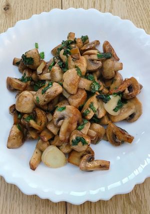 A picture of Simple garlic butter mushrooms.